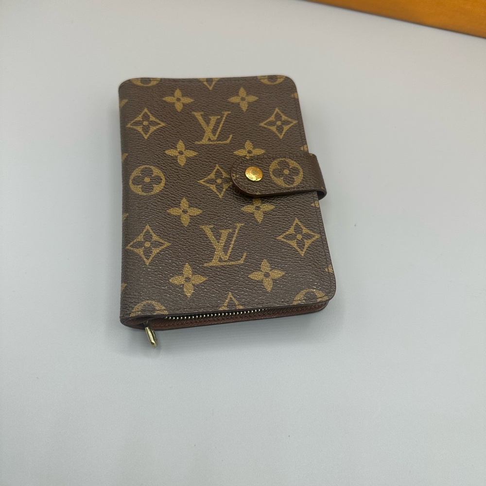 Louis Vuitton • Porte Papier Zippe Bifold Wallet - Picture 3 of 10